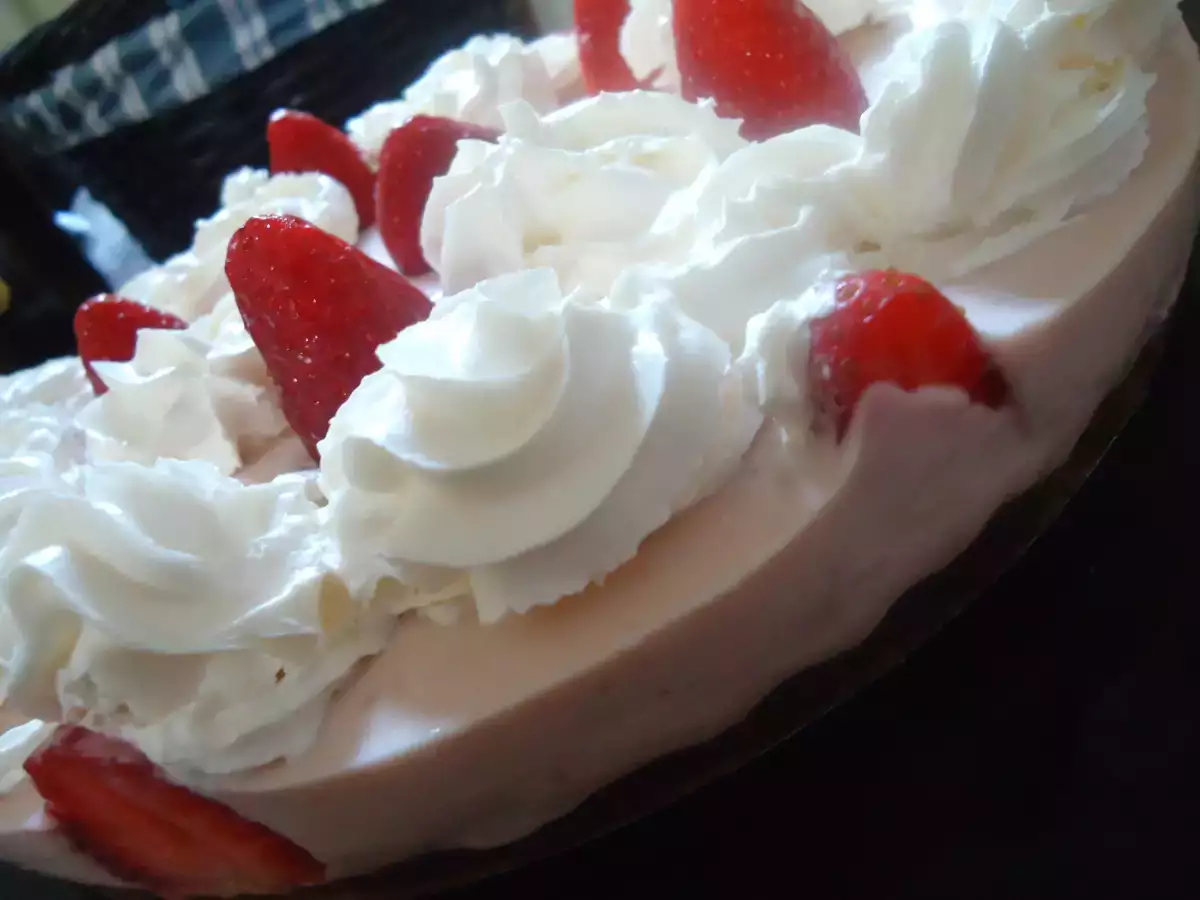 Torta cheesecake de morango com chantilly - foto 3