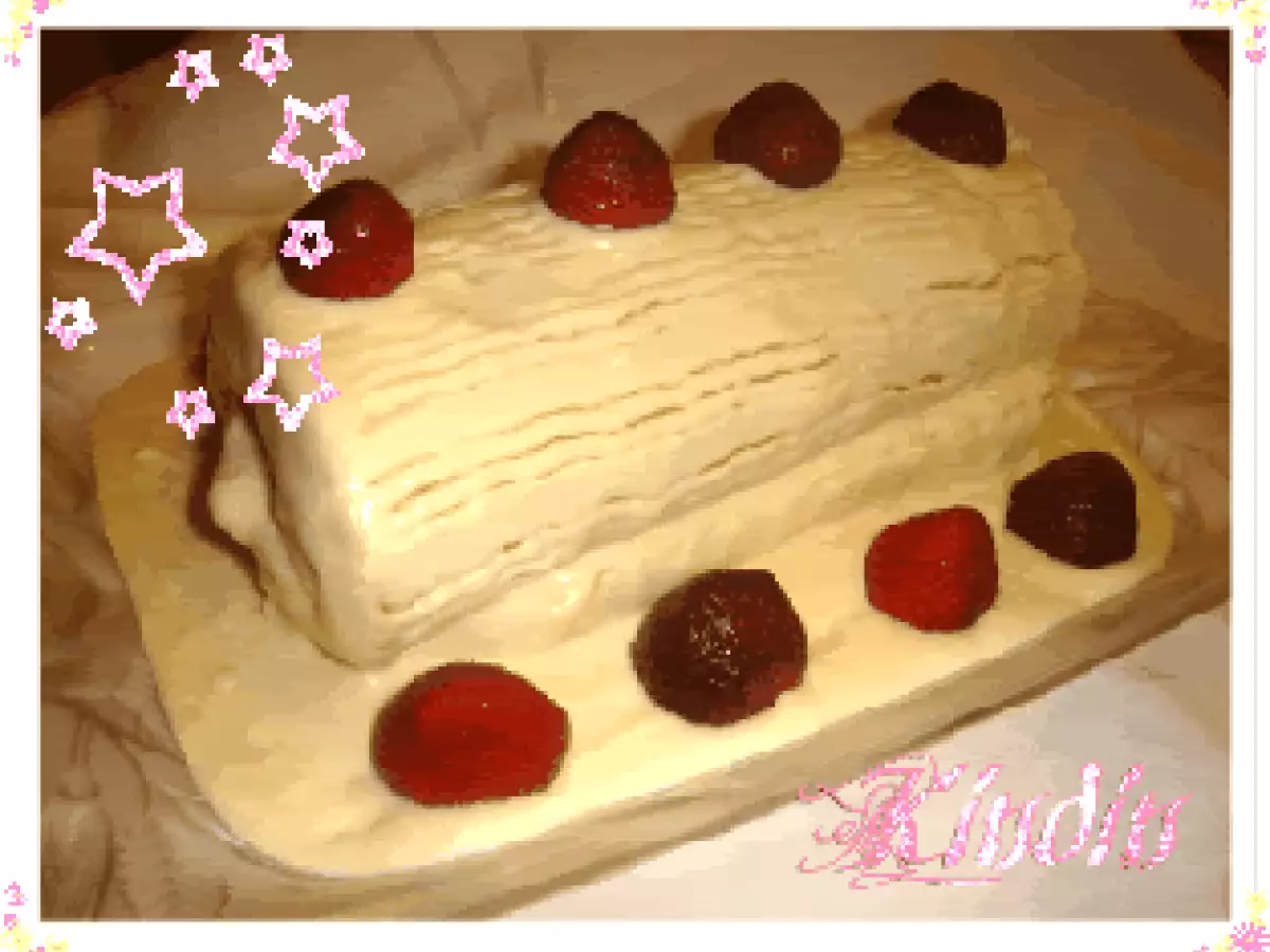 Torta com cobertura de mousse de chocolate branco