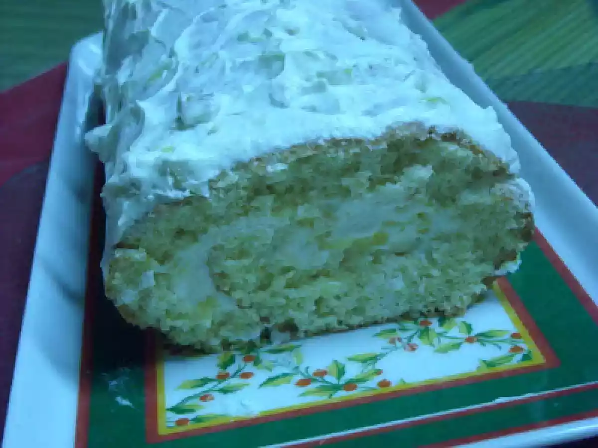 Torta com recheio de natas e abacaxis