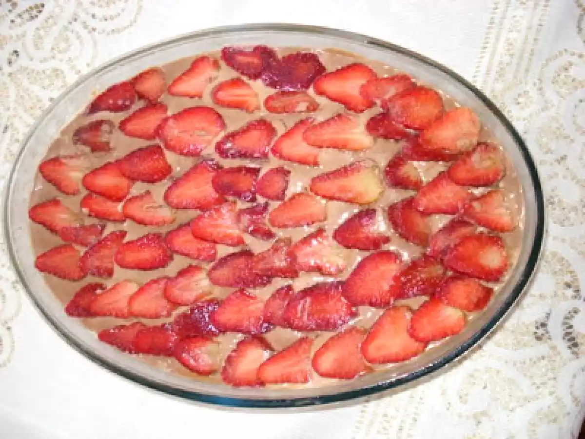 TORTA DE BOMBOM COM MORANGO