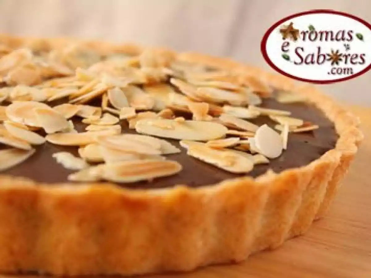 Torta de chocolate com doce de leite e amêndoas