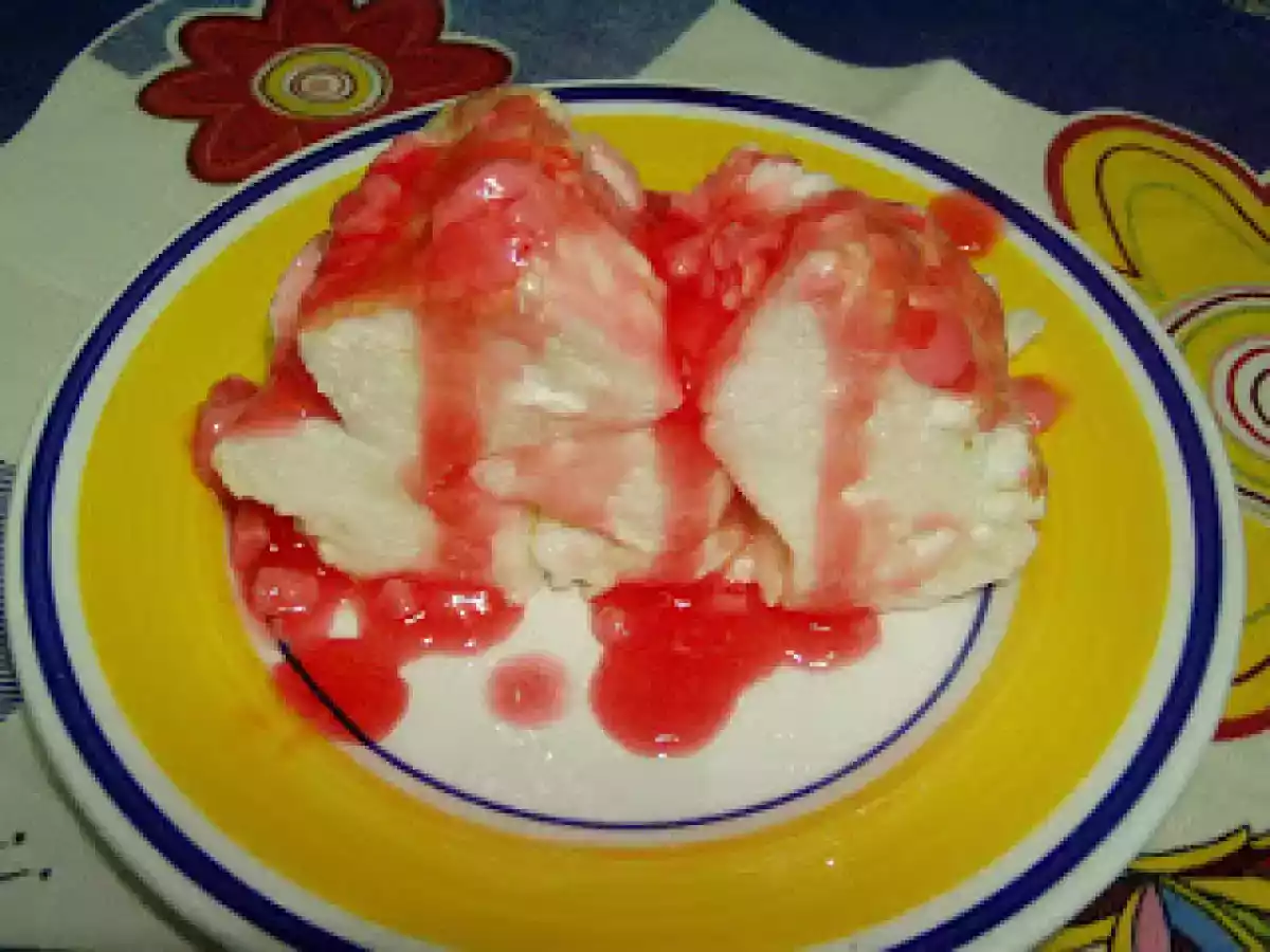 Torta de claras c/molho de morango