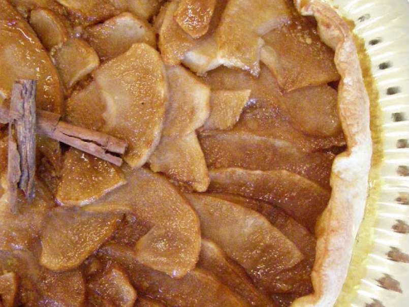 Torta de maçã, geleia de damasco, pistache e amêndoa