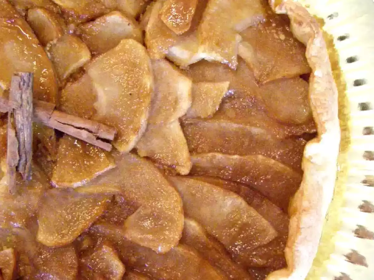 Torta de maçã, geleia de damasco, pistache e amêndoa