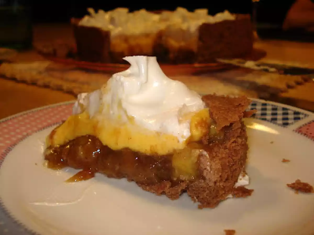 Torta de Massa de Chocolate, Banana Caramelada, Creme de Baunilha e Merengue