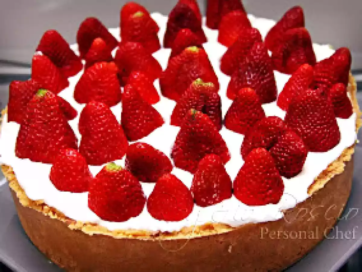 Torta de mousse de chocolate com borda crocante e cobertura de merengue com morangos