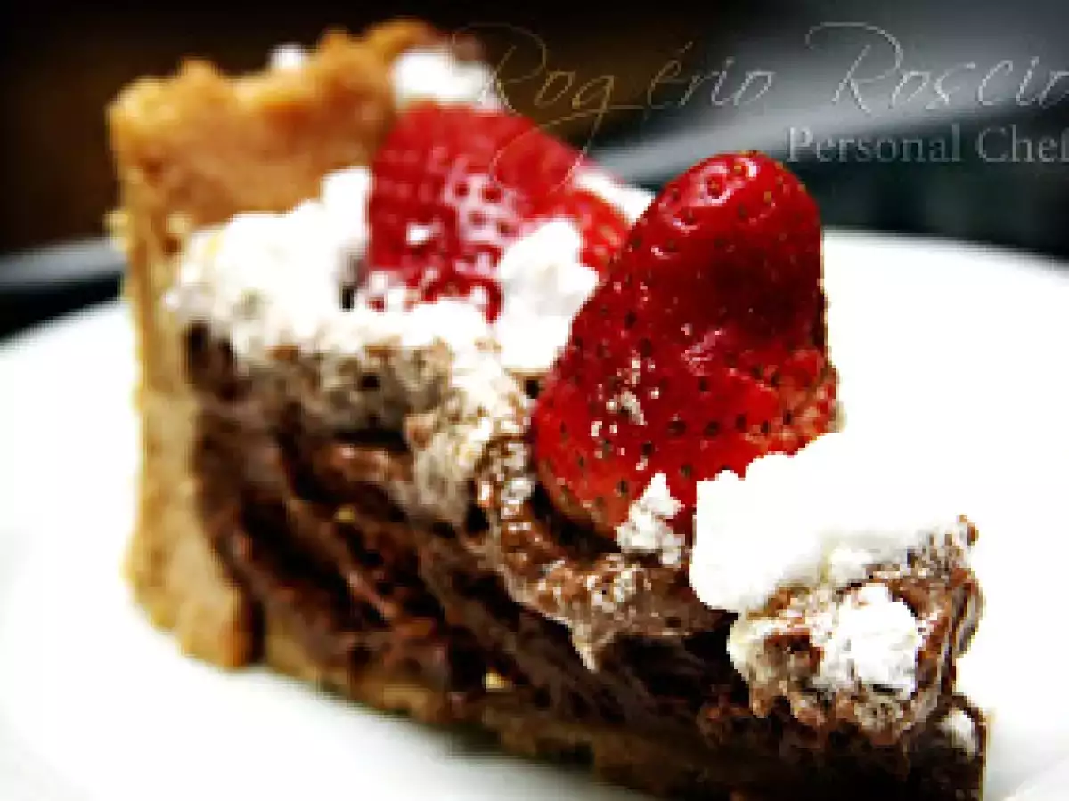 Torta de mousse de chocolate com borda crocante e cobertura de merengue com morangos - foto 2