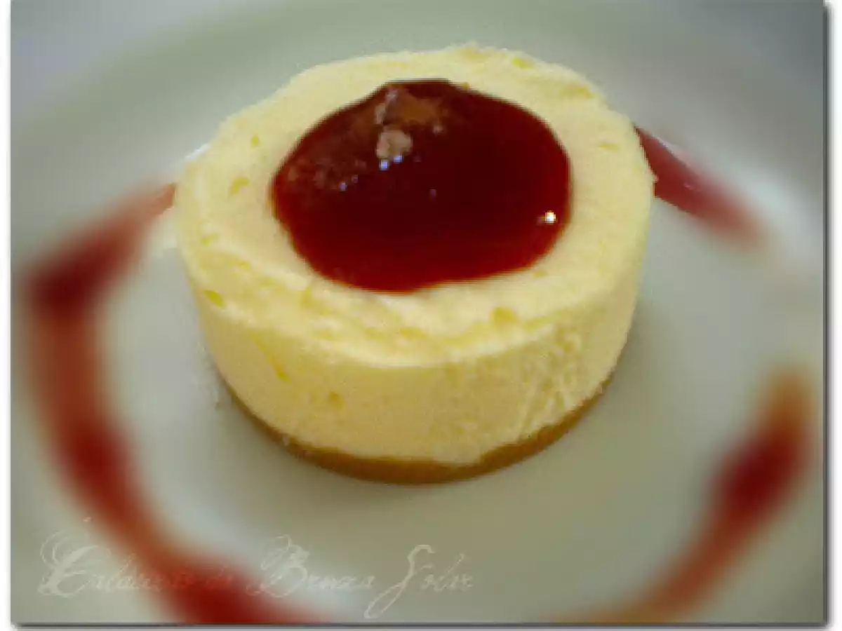 Torta de sorvete de Cheesecake com calda de goiabada