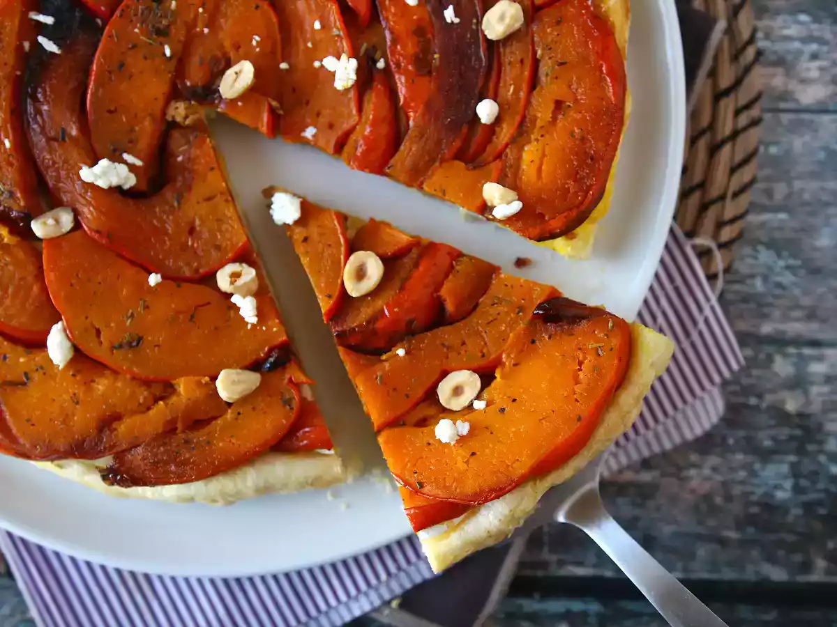 Torta invertida de abóbora com queijo de cabra e mel