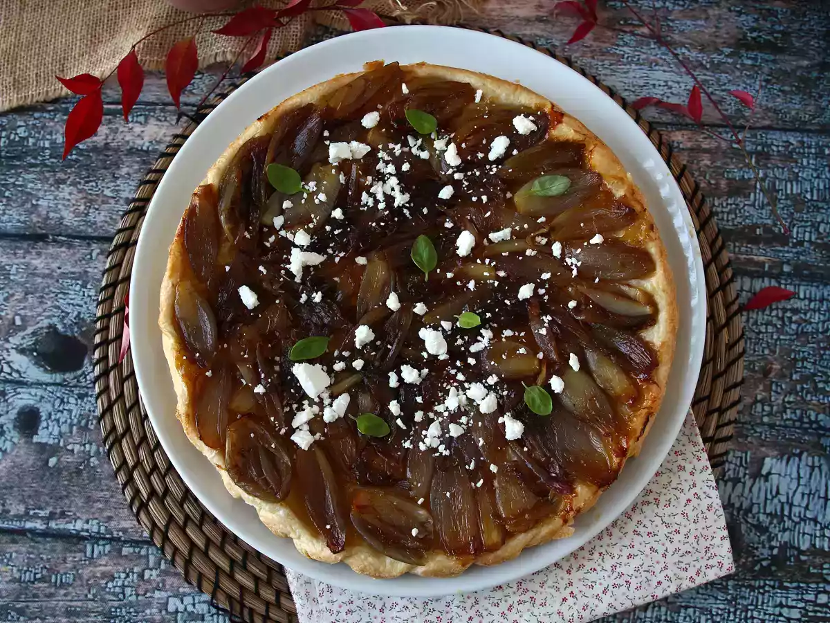 Torta invertida de chalota caramelizada com queijo feta - foto 2