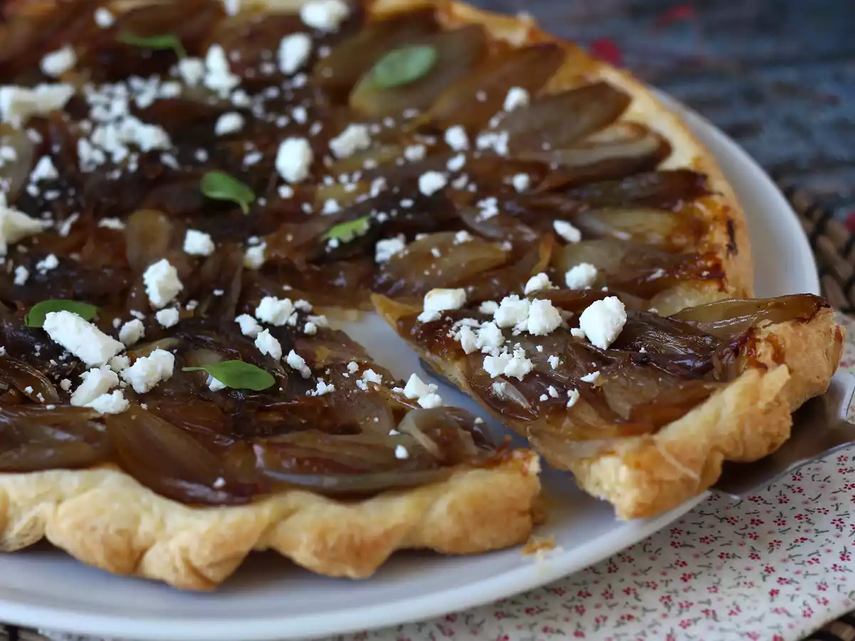 Torta invertida de chalota caramelizada com queijo feta - foto 3