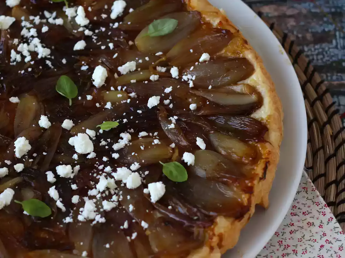 Torta invertida de chalota caramelizada com queijo feta - foto 4