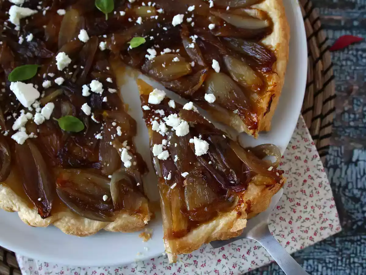 Torta invertida de chalota caramelizada com queijo feta - foto 5