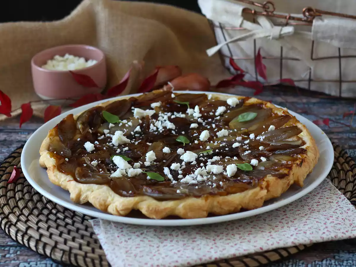 Torta invertida de chalota caramelizada com queijo feta - foto 6