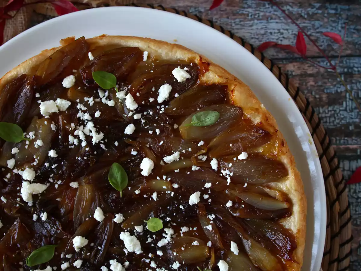 Torta invertida de chalota caramelizada com queijo feta - foto 7