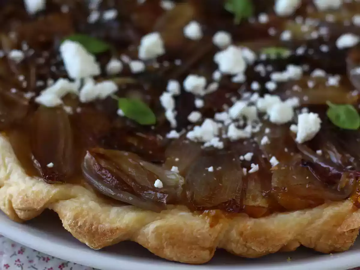 Torta invertida de chalota caramelizada com queijo feta - foto 8