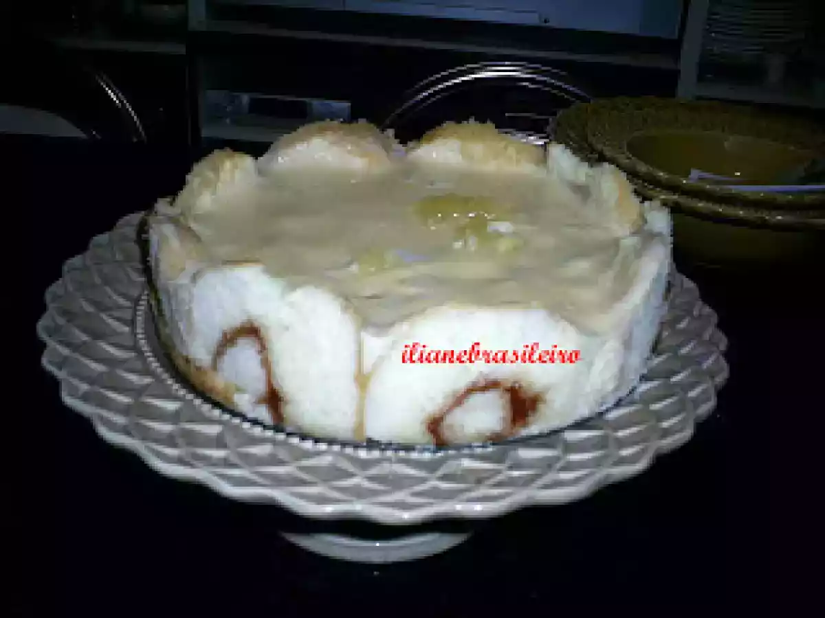 Torta mousse de abacaxi com rocambole de goiaba