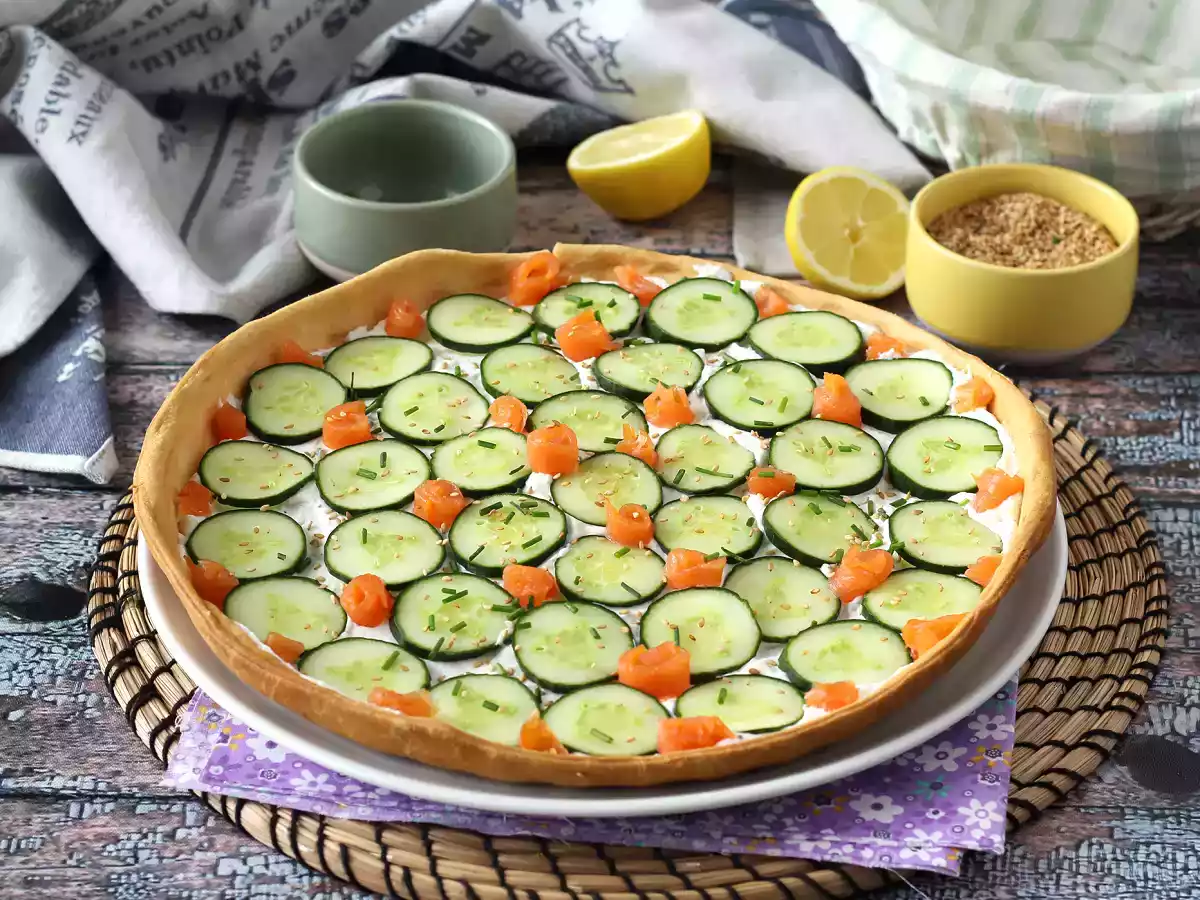 Torta super refrescante: ricota, pepino e salmão defumado