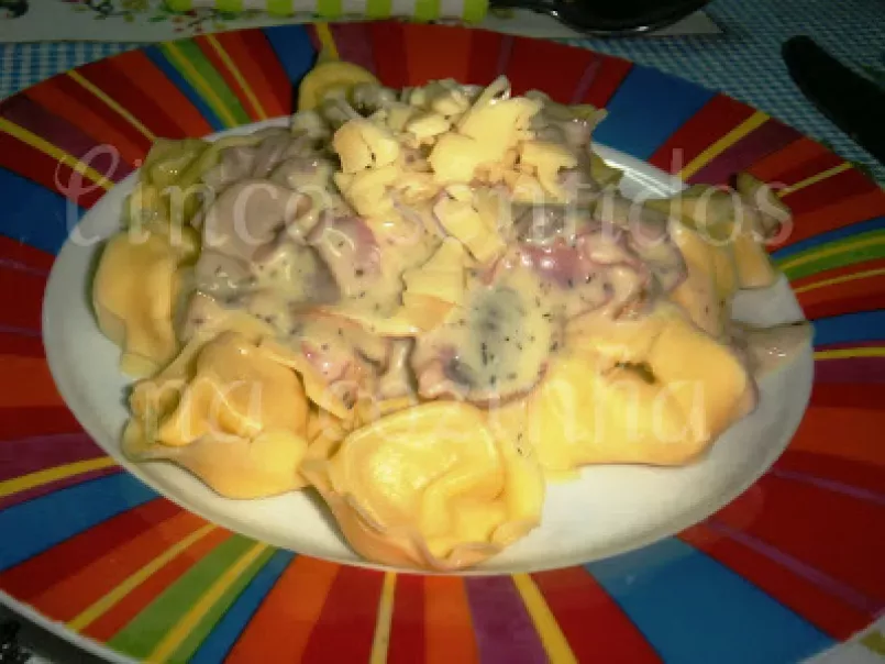 Tortellini com cogumelos e fiambre em molho de queijo