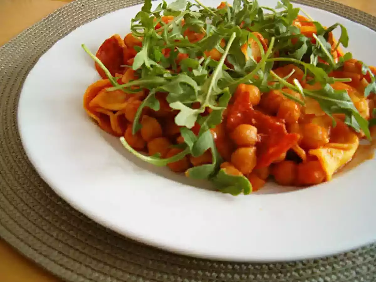 Tortellini com grãos em molho de tomate