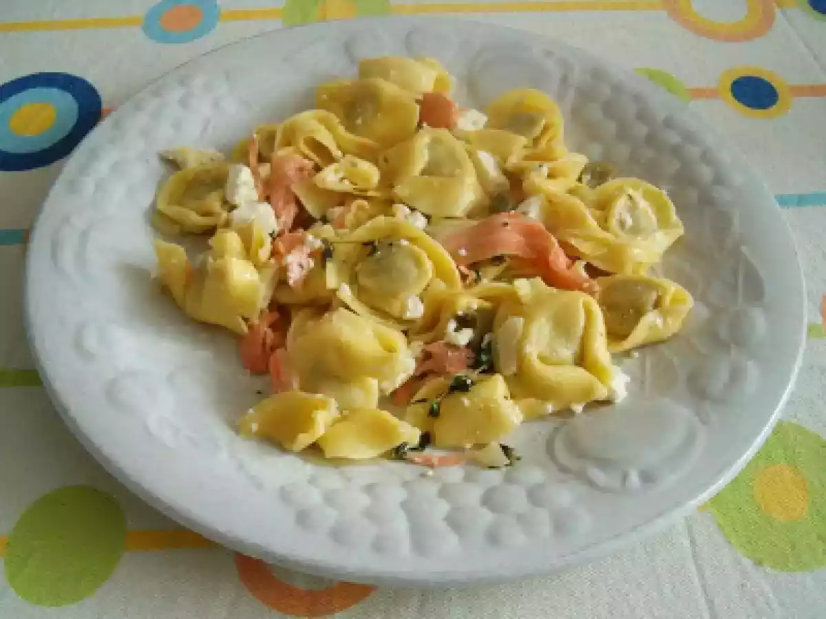 Tortellini com salmão fumado e requeijão