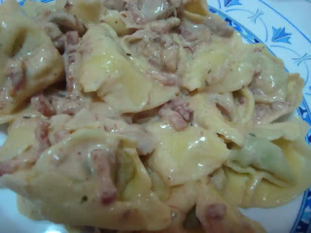 Tortellini de espinafres e ricotta com cogumelos, bacon e alheira