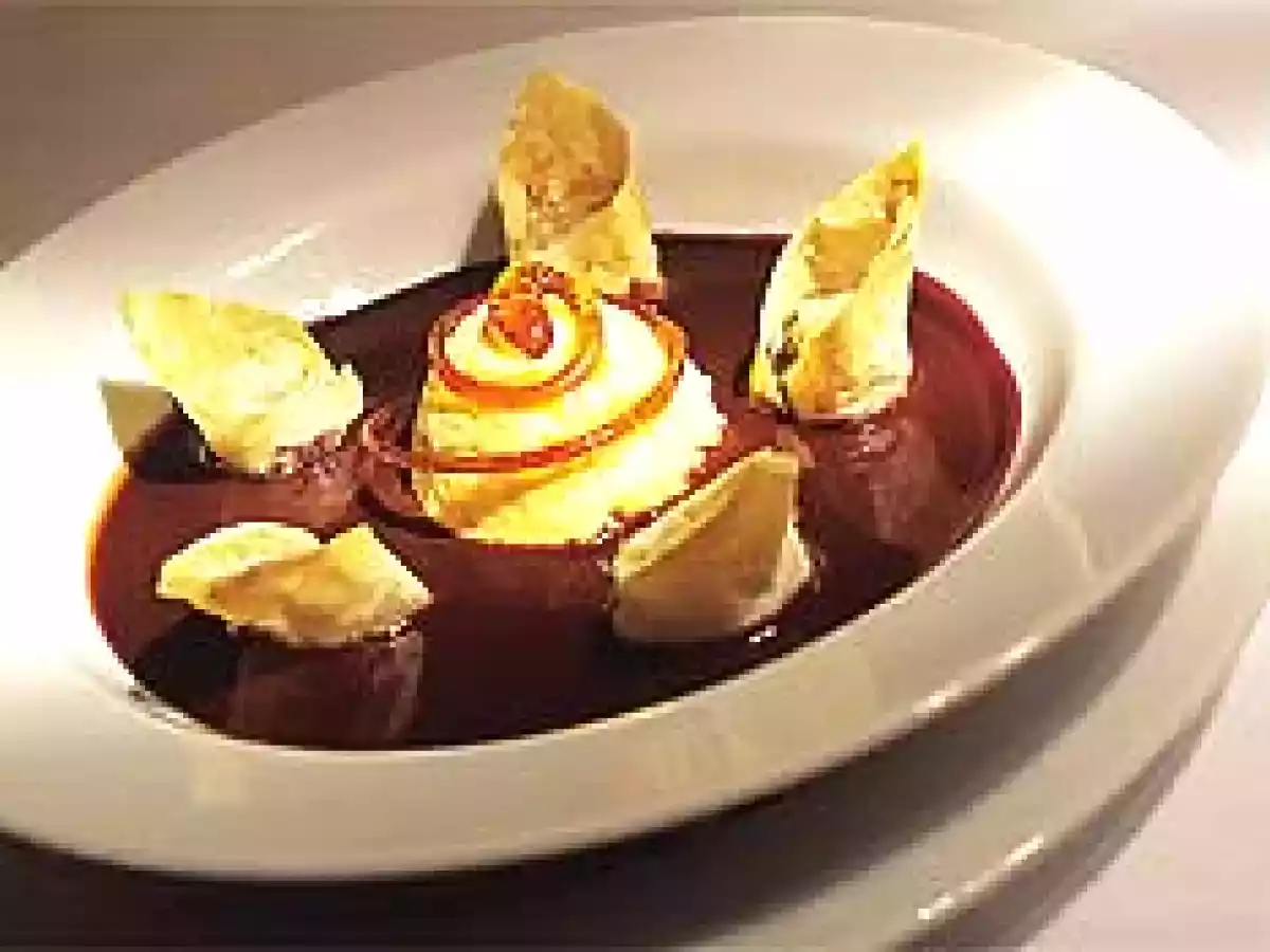 Tortellini de pêra sobre sopa morna de chocolate