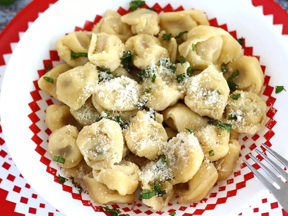 Tortellini recheado com parmesão, presunto cru e manjericão - foto 2