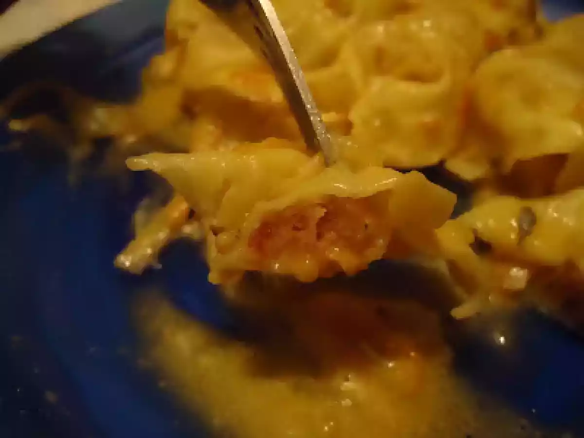 Tortellini recheado com presunto e queijo edam envolvido em natas carbonara