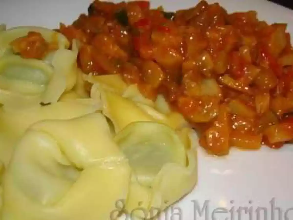 Tortelloni de Queijo Ricotta e Espinafres acompanhado de Legumes