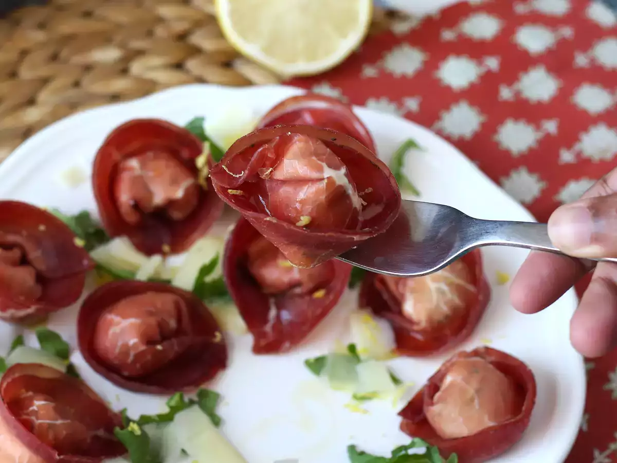 Tortelloni di bresaola recheado com rúcula e queijo ricota: saboroso e pronto em 10 minutos! - foto 2