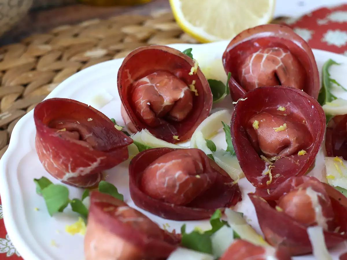Tortelloni di bresaola recheado com rúcula e queijo ricota: saboroso e pronto em 10 minutos! - foto 3