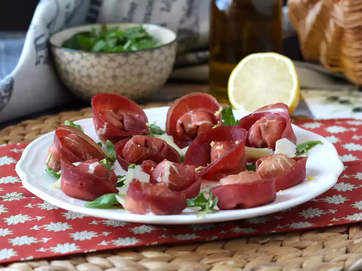 Tortelloni di bresaola recheado com rúcula e queijo ricota: saboroso e pronto em 10 minutos! - foto 4