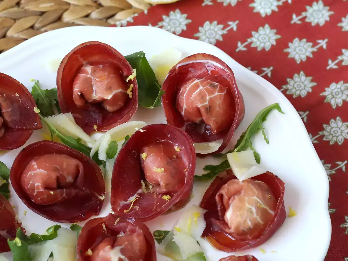 Tortelloni di bresaola recheado com rúcula e queijo ricota: saboroso e pronto em 10 minutos! - foto 5