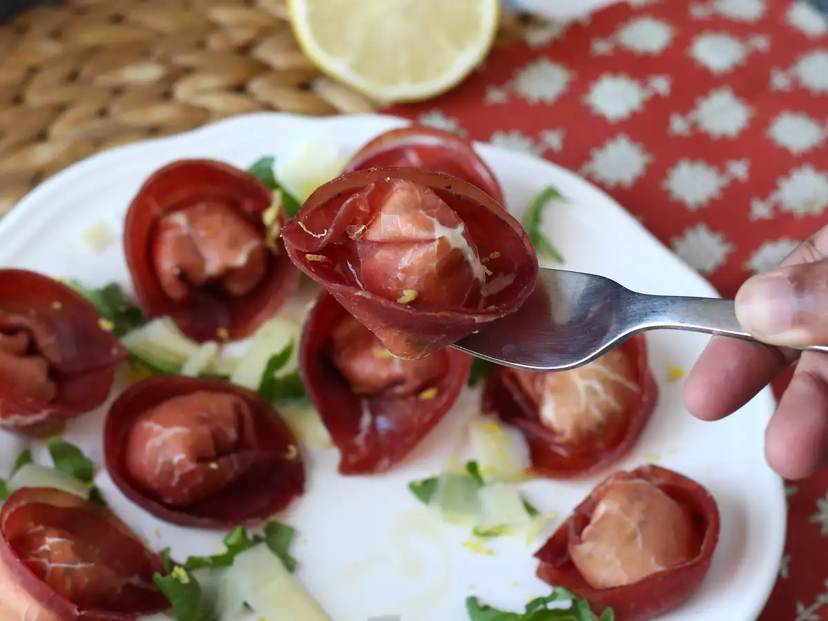 Tortelloni di bresaola recheados com rúcula e queijo ricota: saborosos e prontos em 10 minutos! - foto 2