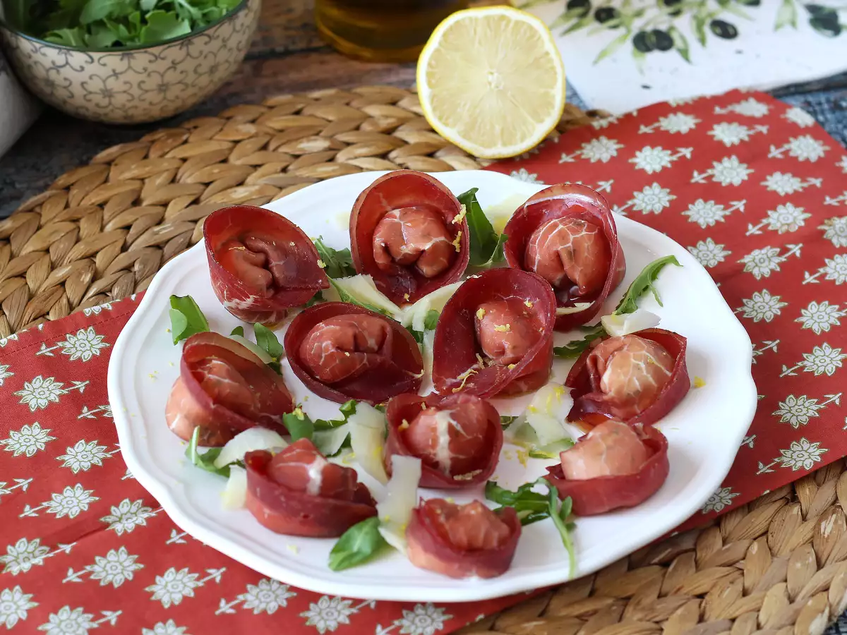 Tortelloni di bresaola recheados com rúcula e queijo ricota: saborosos e prontos em 10 minutos! - foto 6