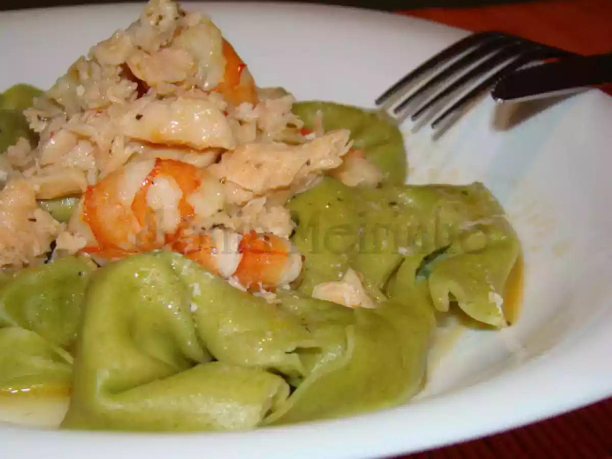 Tortelloni Verde com Queijo Ricotta e Espinafres acompanhado de Salmão