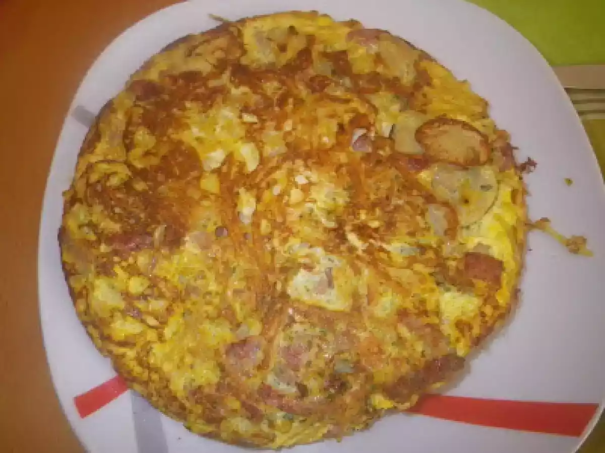 Tortilha de cogumelos e salsichas