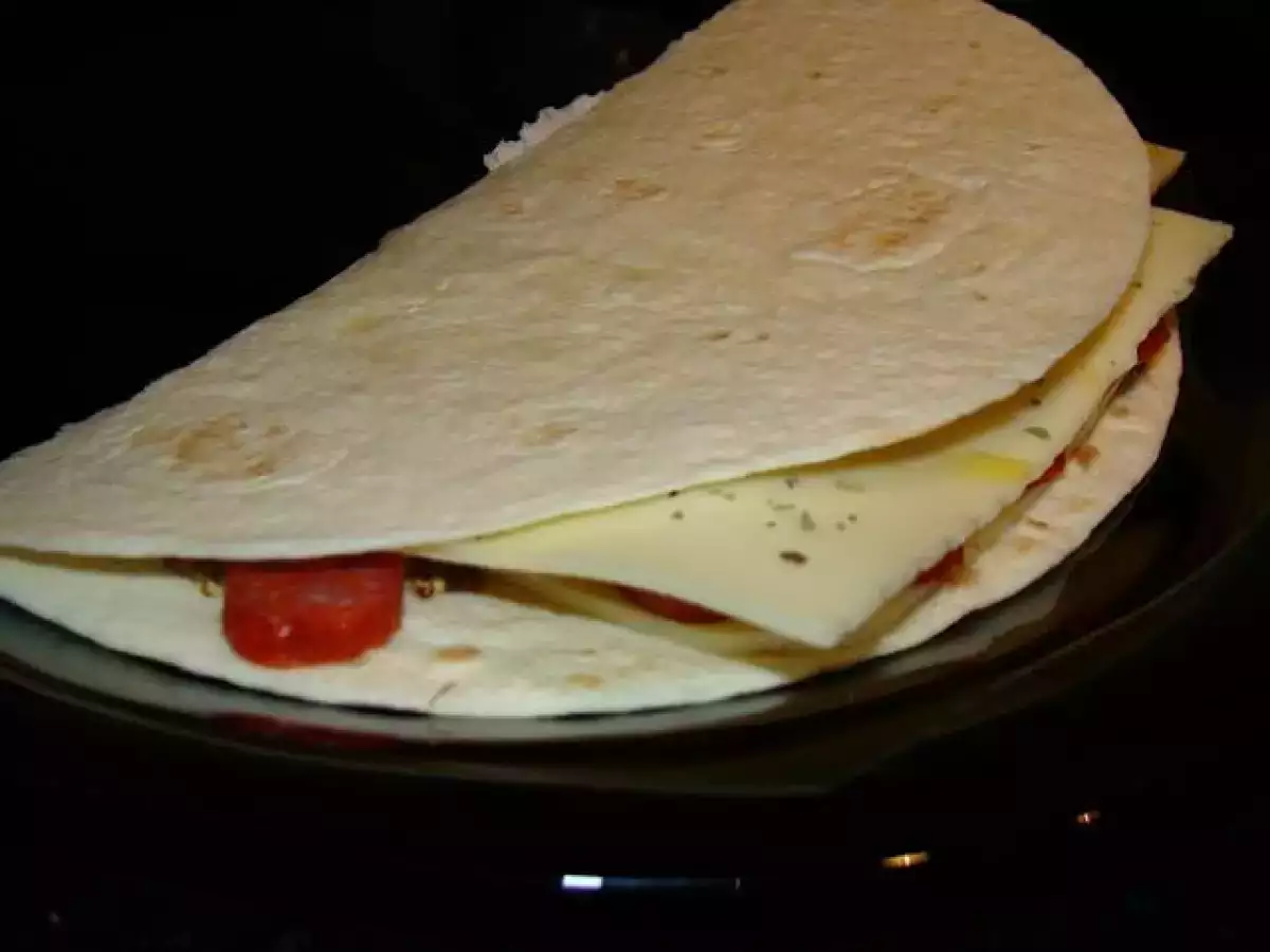 Tortillas recheadas com linguiça, mostarda e queijo com arroz XauXau - foto 3