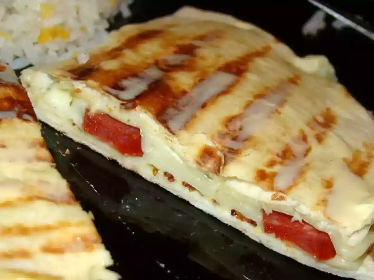 Tortillas Recheadas com Linguinça, Mostarda e Queijo com Arroz XauXau
