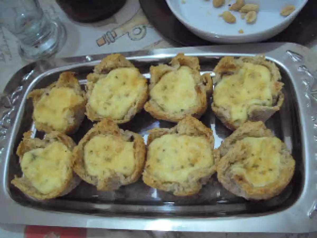 Tortinhas de Pão Integral com recheio à base de maionese e requeijão cremoso