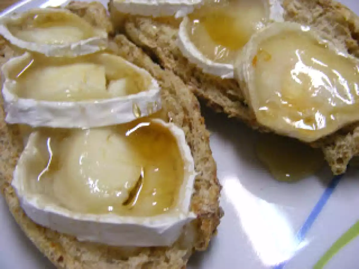 Tosta com chévre e mel
