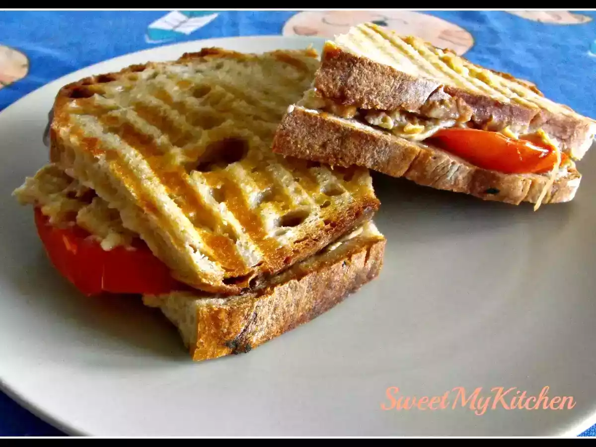 Tosta de frango e tomate