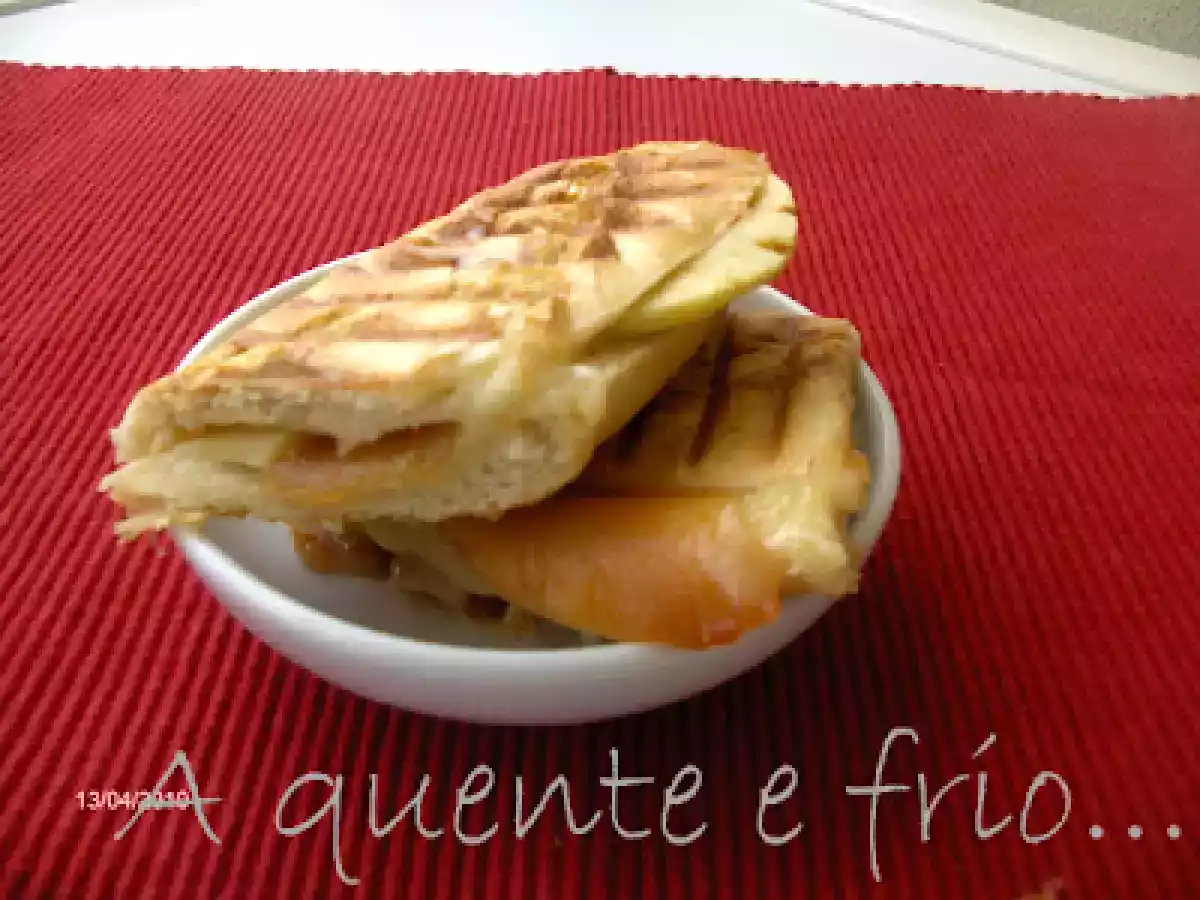 Tosta de Queijo da Serra e Marmelada com Maça