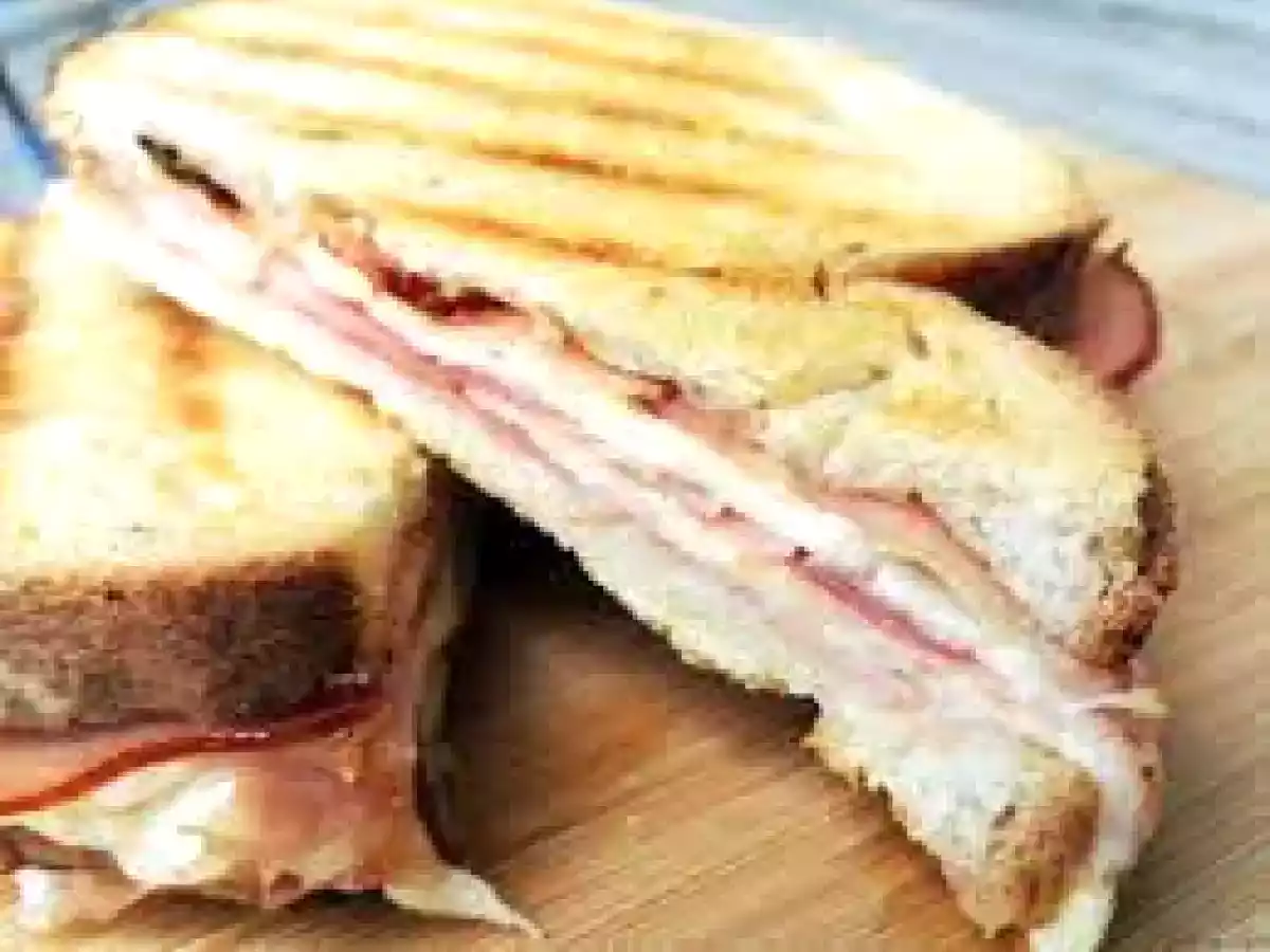 Tosta mista de queijo, fiambre e oréganos