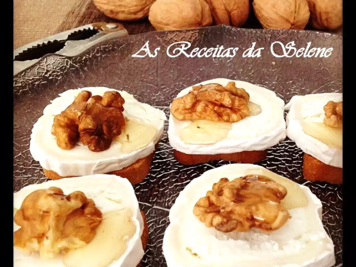 Tostas com Queijo Chèvre, Mel e Nozes