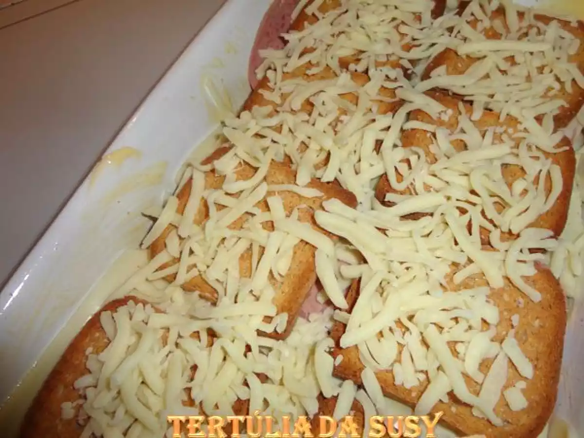 Tostas com queijo e mortadela