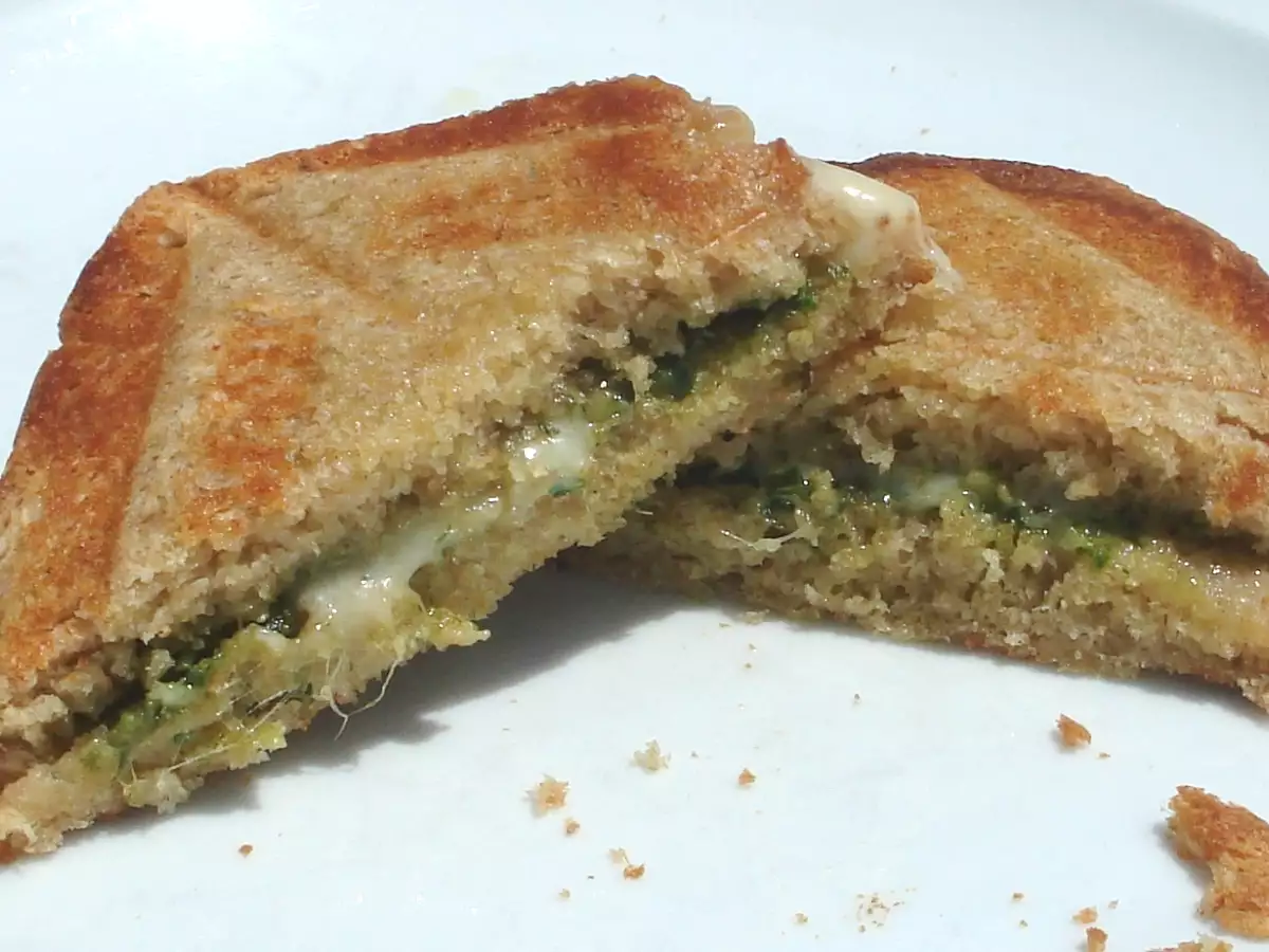 Tostas de pesto de manjericão com queijo da Ilha
