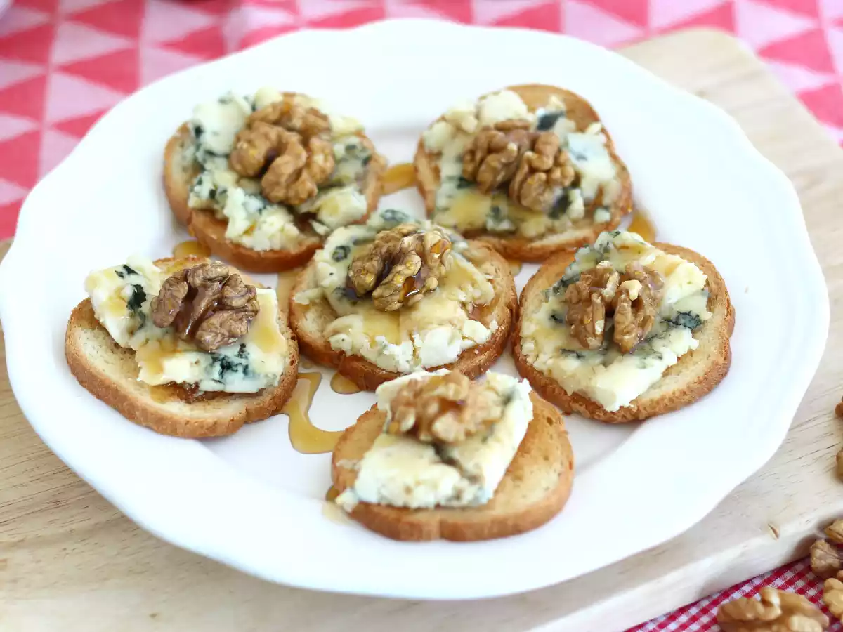Tostas/ Torradas com roquefort, nozes e mel - foto 4