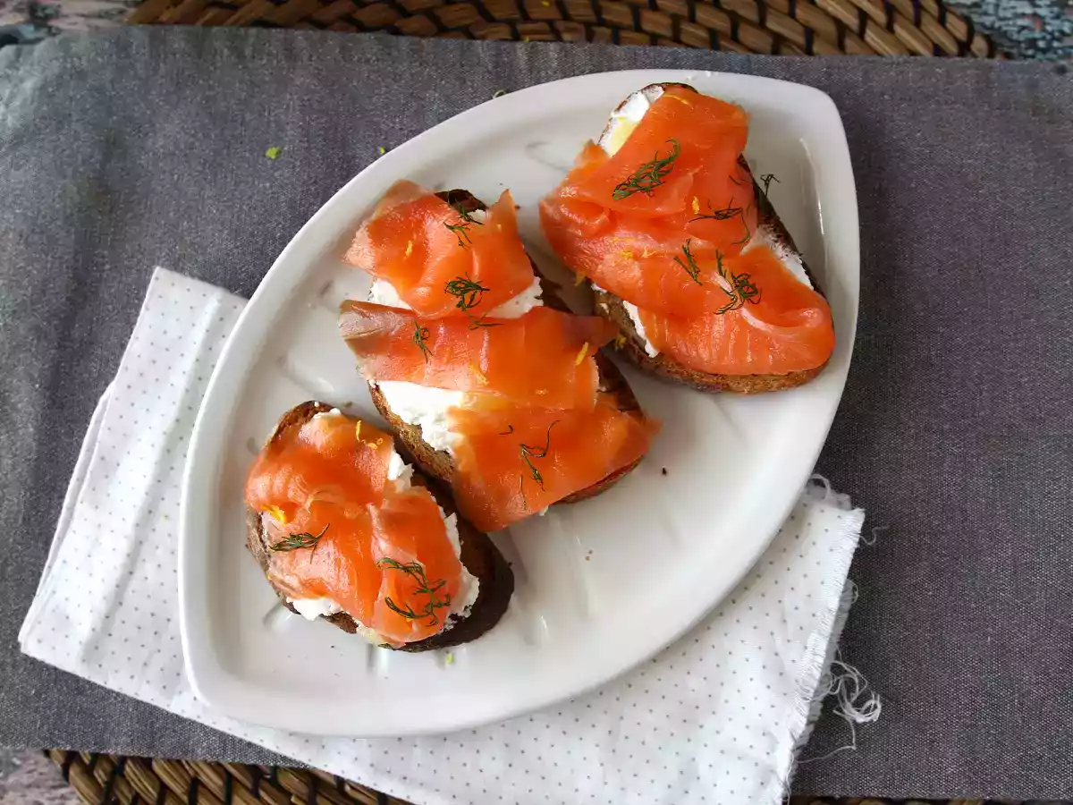 Tostas (torradinhas) de queijo de cabra e salmão defumado - foto 2